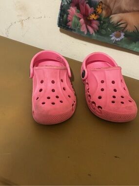 CROCS Kids Classic Clog in Bright Pink C8